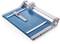 Machine à couper le papier avec une surface de coupe bleue, des éléments rouges et gris, et des indications de mesure pour une coupe précise sur la surface de travail.