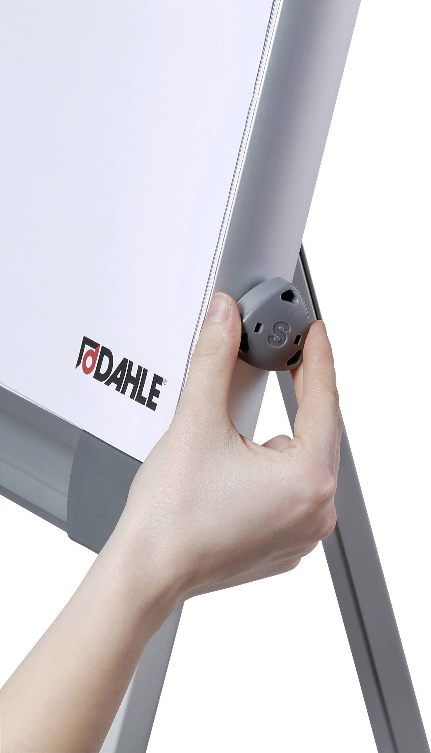 Une main tourne un bouton pour ajuster la hauteur d'un élément de tableau blanc sur un support portant l'inscription 'Dahle'.