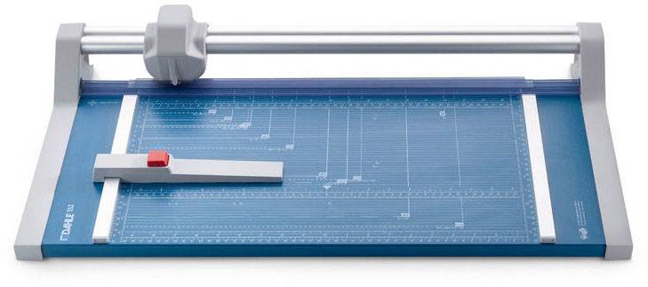 Massicot avec règle et lignes de grille sur une surface bleue, adapté pour couper précisément des documents papier.