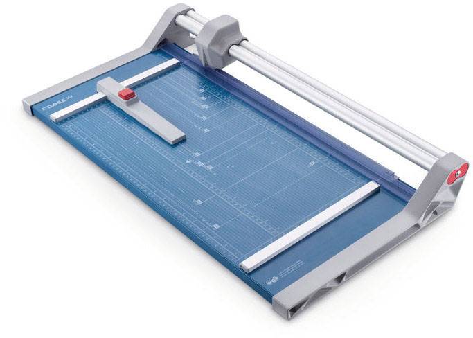 Un coupe-papier avec une planche de coupe bleue et un cadre gris. Une lame glisse sur deux tiges métalliques. Des repères de règle sont visibles.