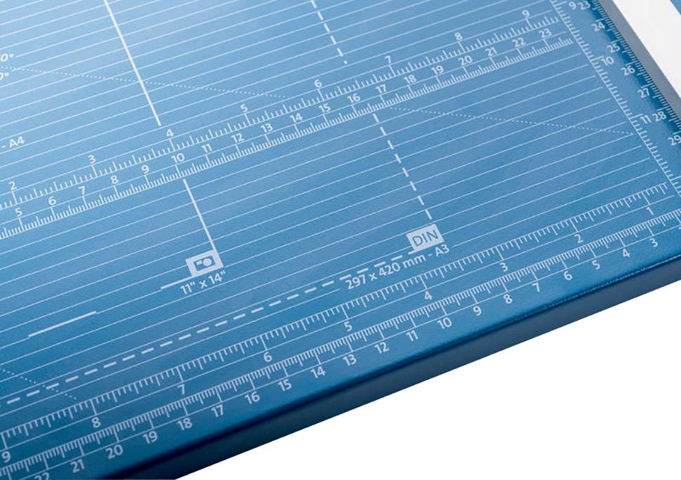 Tapis de coupe avec échelles métriques et lignes, adapté pour la coupe précise de formats papier tels que 'DIN A4' et 'A3'.