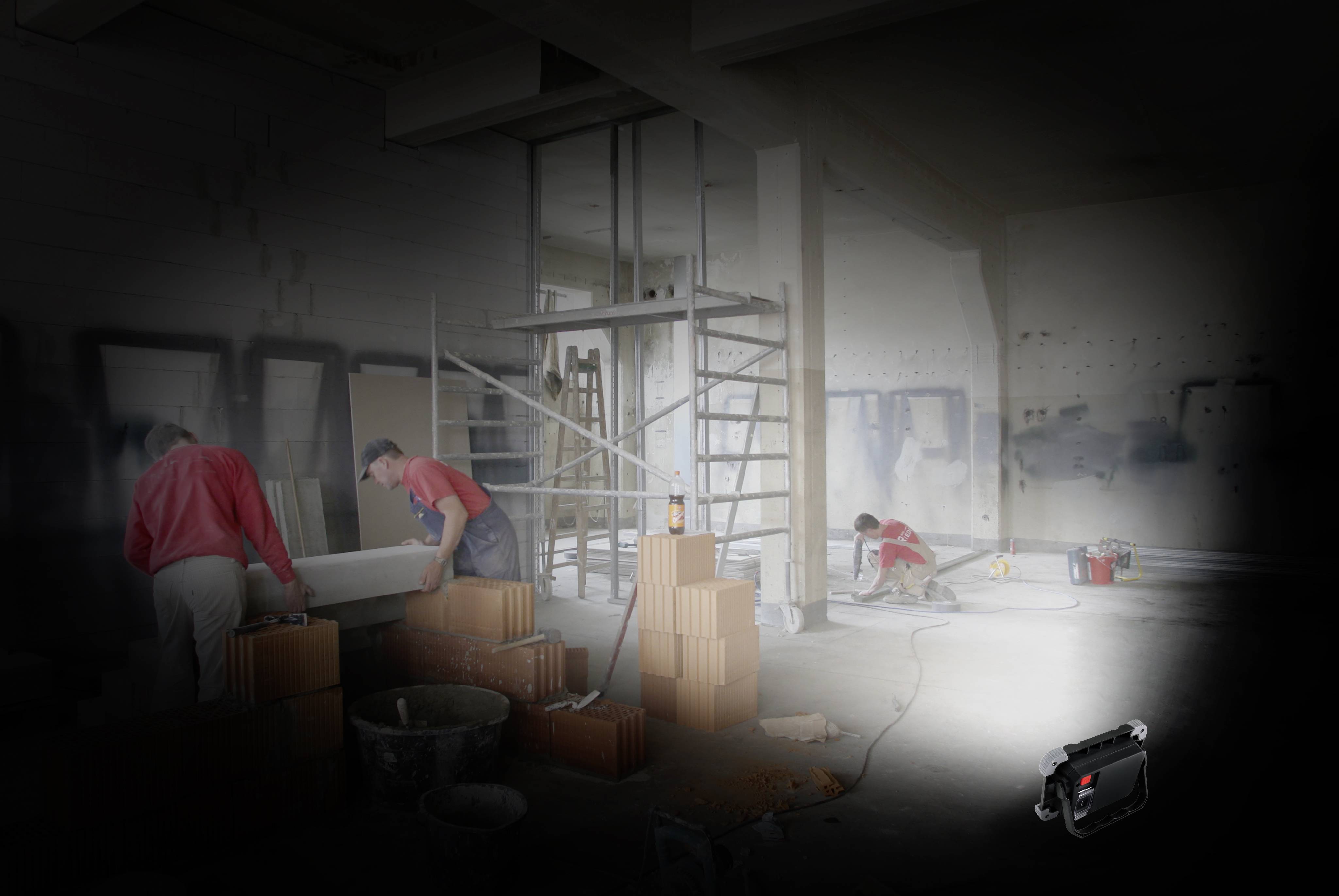 Ouvriers sur un chantier de construction, en train de maçonner et peindre. Des échafaudages sont en arrière-plan, avec des outils et des matériaux à proximité.