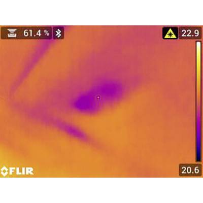 L'image thermique montre les différences de température : le bleu est plus froid, l'orange est plus chaud. En haut à droite, indication de 22,9°C, en bas 20,6°C.