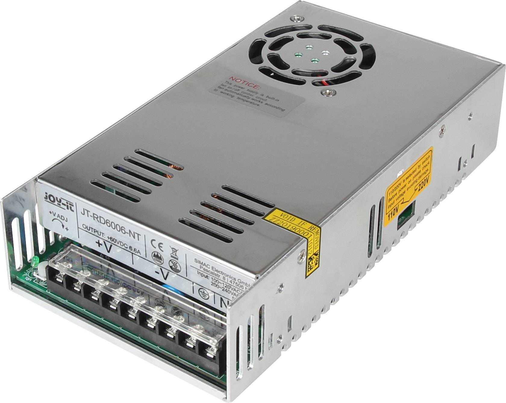 Un bloc d'alimentation à découpage argenté avec ventilateur en haut et barrette de connexion à l'avant. Adapté aux applications industrielles. Consignes de sécurité et avertissements imprimés.