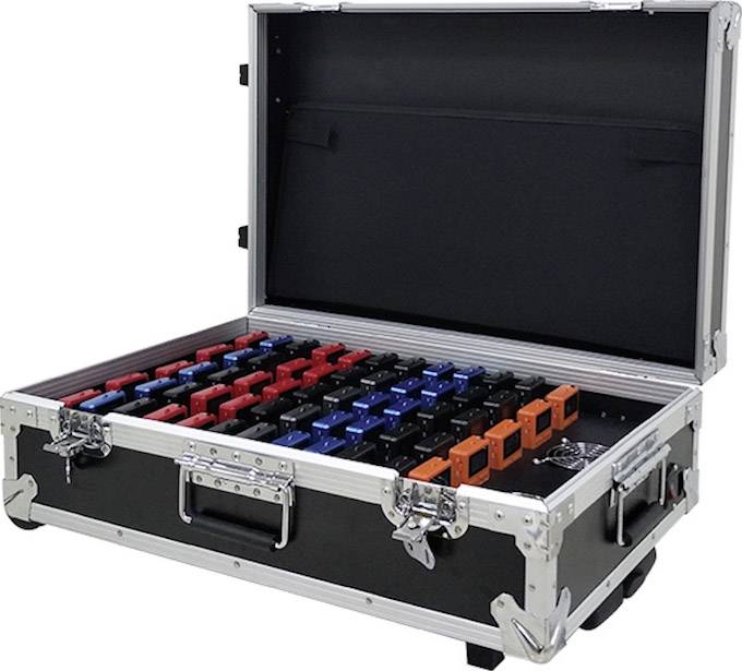 Une valise noire ouverte montre plusieurs rangées de concentrateurs USB de différentes couleurs, rouge et bleu, soigneusement rangés.