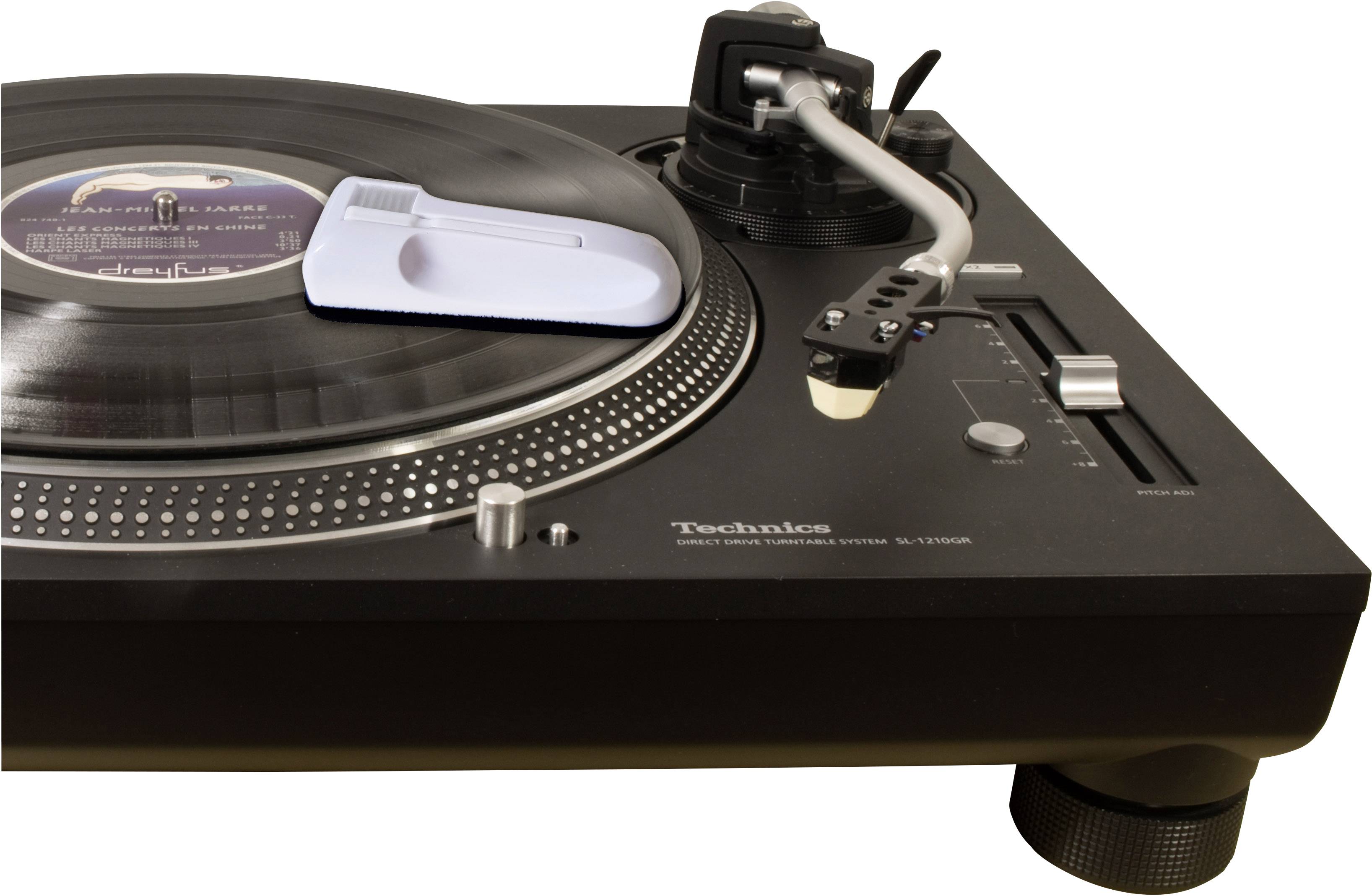 Tourne-disque avec disque vinyle noir, bras de lecture et pointe.