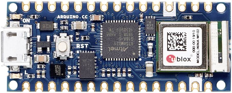 Un microcontrôleur Arduino Nano 33 IoT avec port USB et composants électroniques intégrés, adapté aux applications IoT.