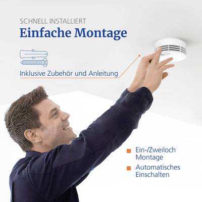 Un homme installe un détecteur de fumée au plafond. Le texte indique « Rapidement installé, Montage simple ». Les points clés comprennent les accessoires et l'activation automatique.