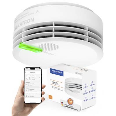 Un détecteur de fumée avec un indicateur vert lumineux montre qu'il est fonctionnel. Une main tient un smartphone affichant l'interface d'une application connectée.