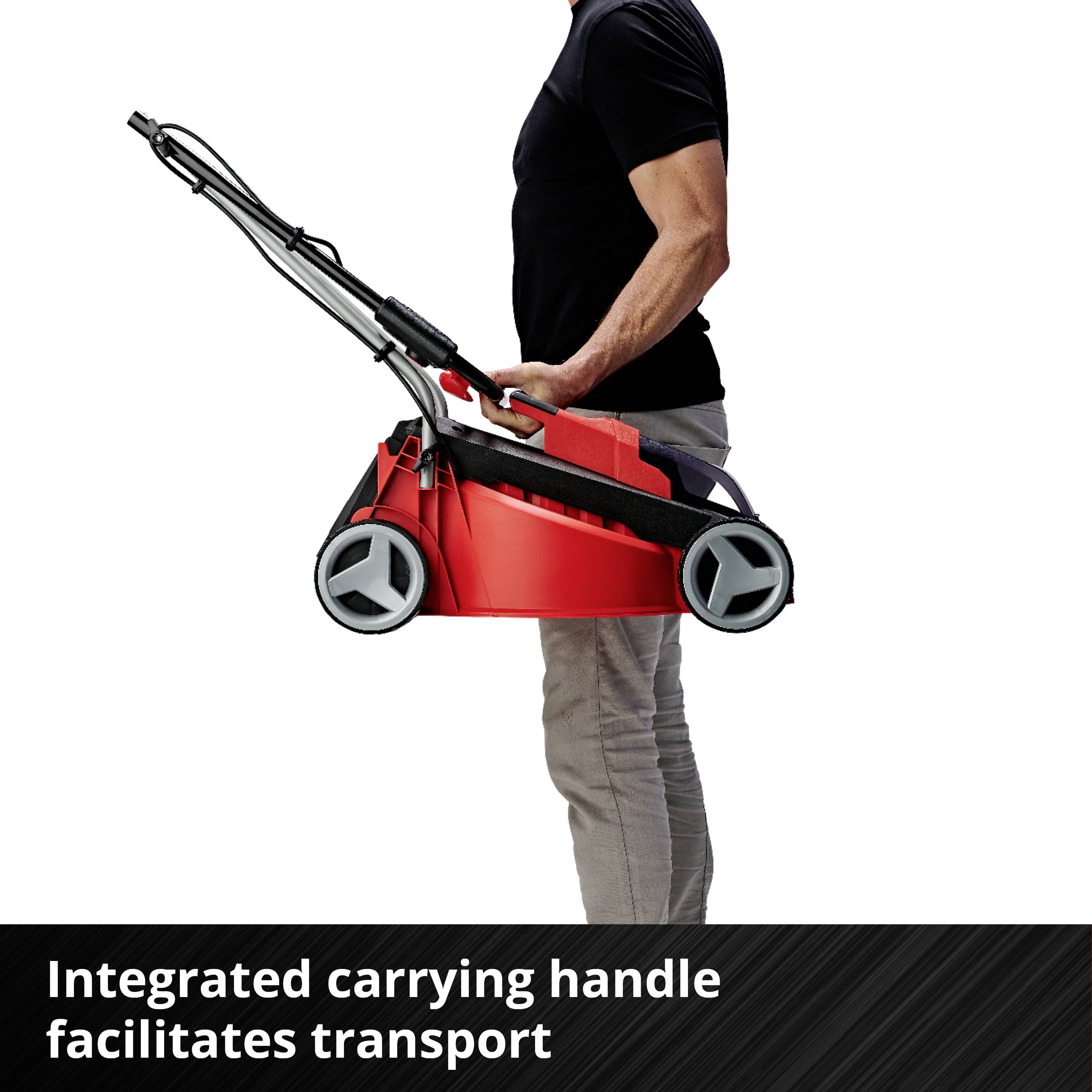 Une personne transporte un tondeuse à gazon rouge avec une poignée intégrée qui facilite le transport.