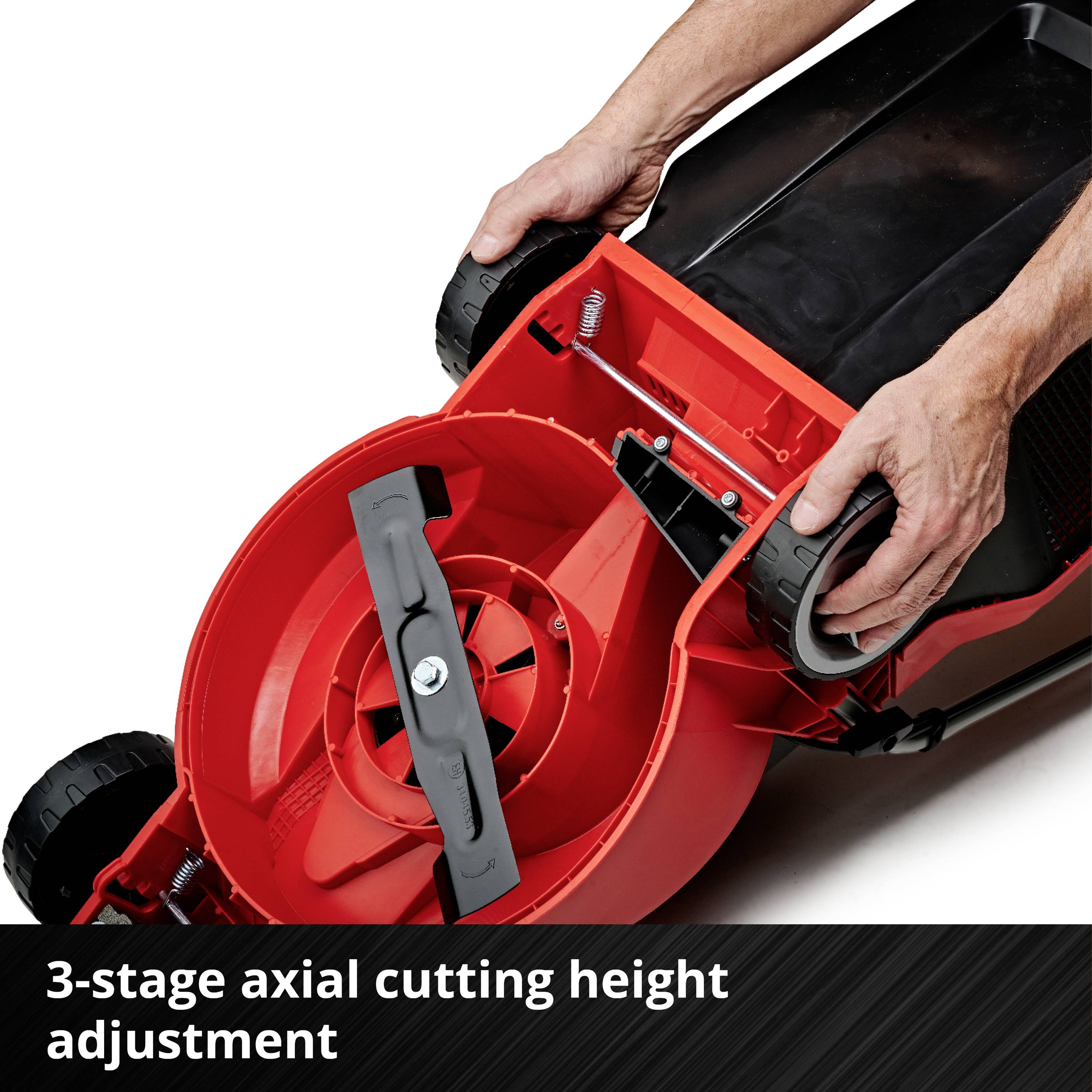 Tondeuse à gazon rouge en vue latérale, montrant une personne démontrant le réglage de la hauteur de coupe triple axial.