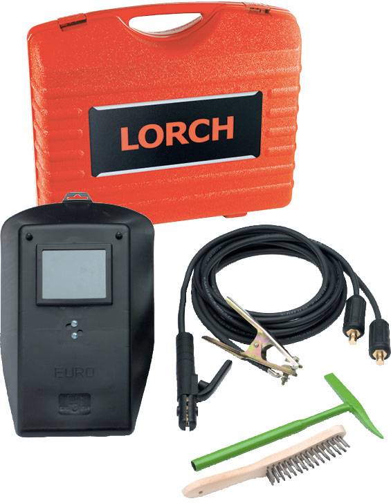 Un ensemble de poste à souder avec un coffret rouge Lorch, un casque de soudage, des câbles, une pince, une brosse et des outils.