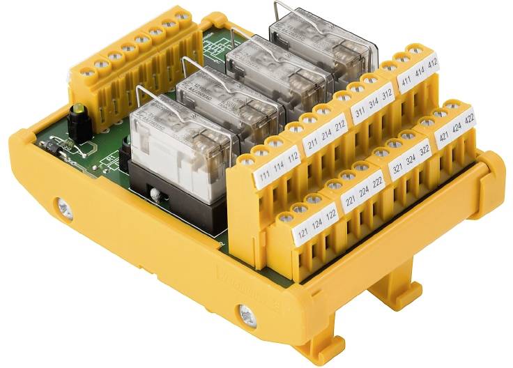 'Module relais industriel avec quatre relais et bornes de connexion oranges. Développé pour des applications de contrôle et d'automatisation.'