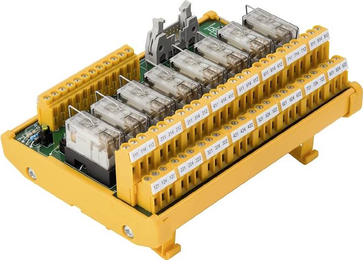 Module électronique avec plusieurs relais transparents et des bornes de connexion jaunes, utilisé pour la connexion et le contrôle électriques.