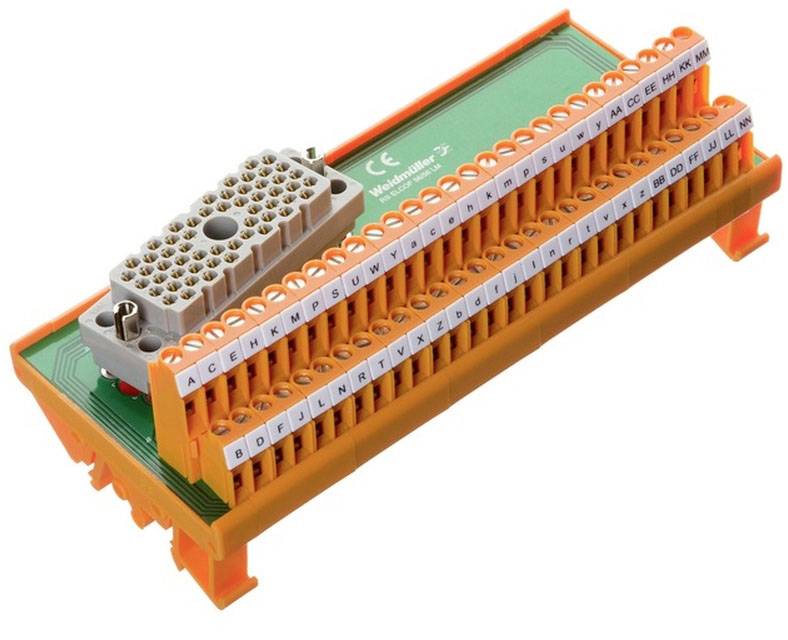 Un bloc de connecteurs orange avec plusieurs bornes et connexions numérotées sur une carte électronique verte, destiné au câblage électrique.