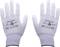 Deux gants de protection blancs avec des impressions de certifications de sécurité et d'informations sur le fabricant, incluant des numéros CE et EN.