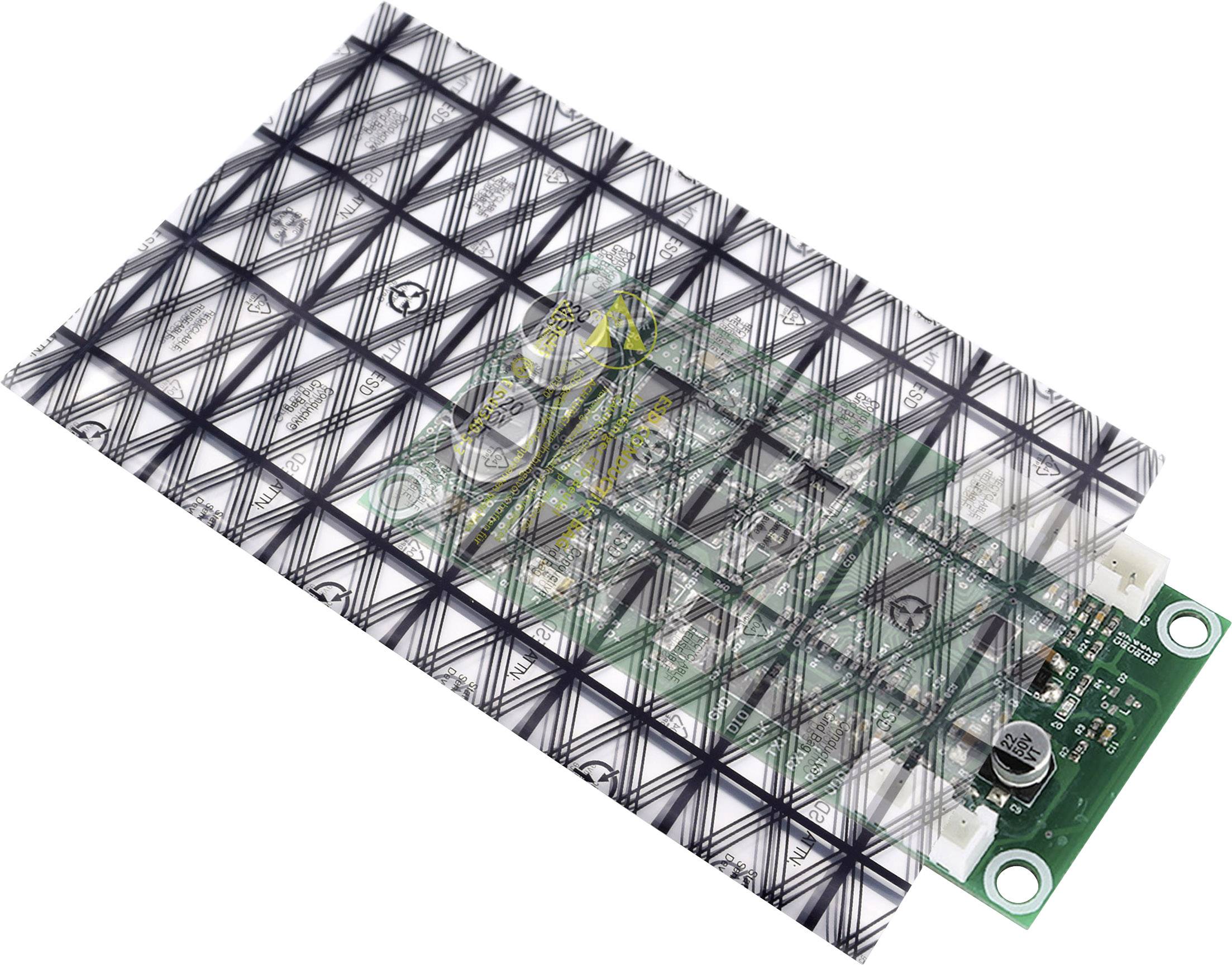 Une carte électronique avec une disposition verte et plusieurs composants visibles, disposés en diagonale par rapport au spectateur.