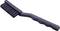 Une brosse de nettoyage noire avec un long manche ergonomique et des poils denses, utilisée pour le nettoyage et l'entretien.