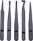 Cinq pinces de précision noires avec différentes formes de pointes, disposées en ligne.
