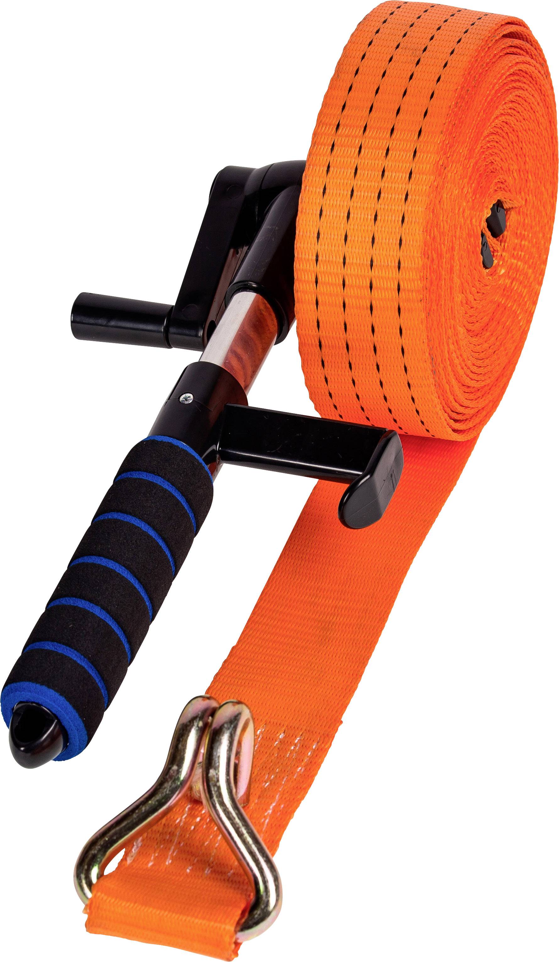 Une sangle d'arrimage orange, enroulée avec une manivelle noire et une poignée bleu-noir, est posée sur une surface blanche.