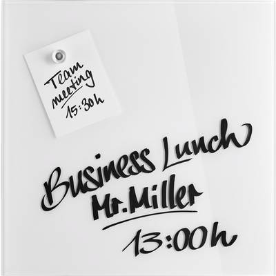 Sur un tableau blanc, il est écrit : « Déjeuner d'affaires avec M. Miller, 13h » et une note est attachée avec « Réunion d'équipe à 15h30 »