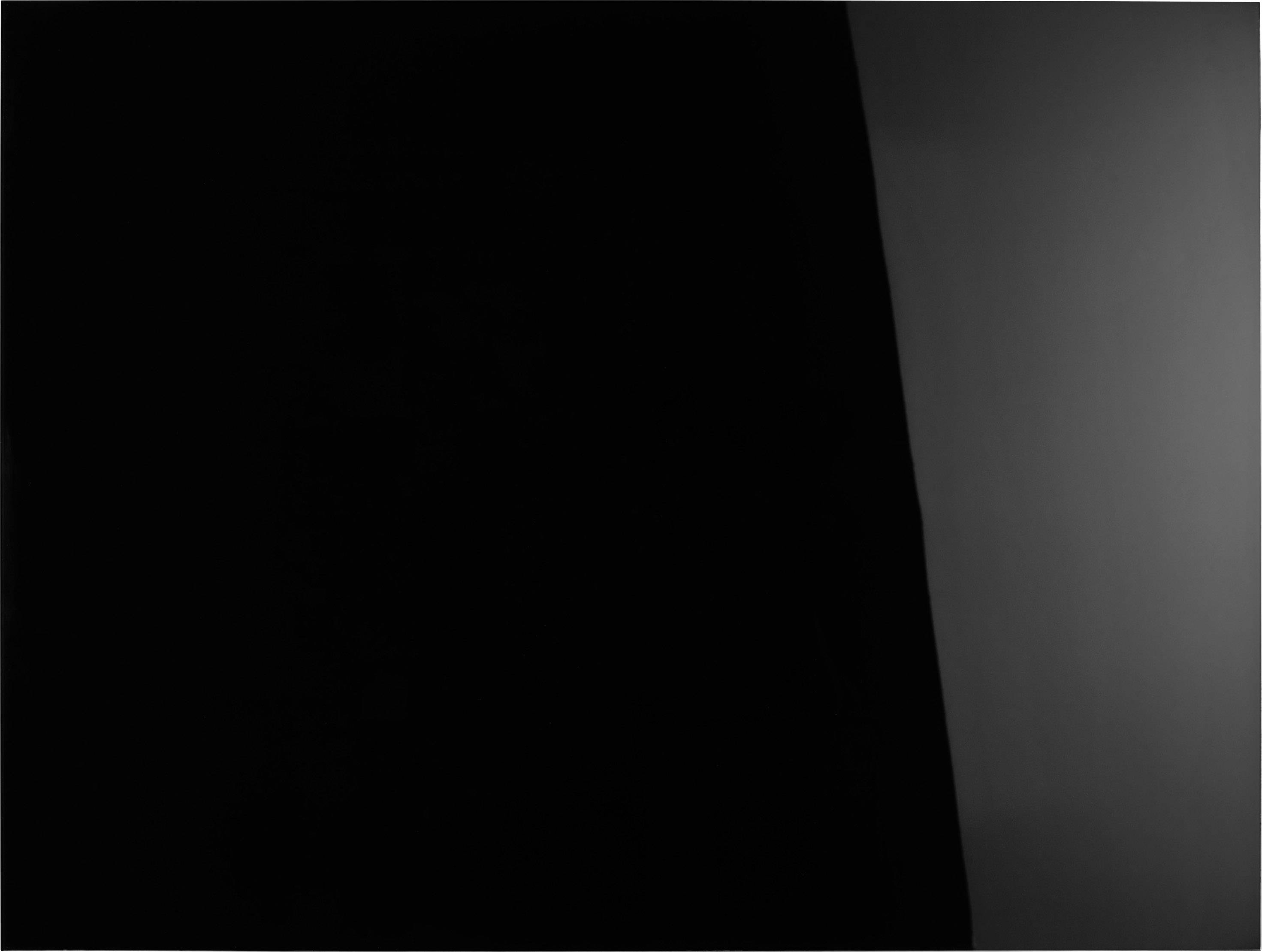 Une zone noire rectangulaire couvre la majeure partie de l'image, avec une bande grise sur la droite. Aucun détail reconnaissable.