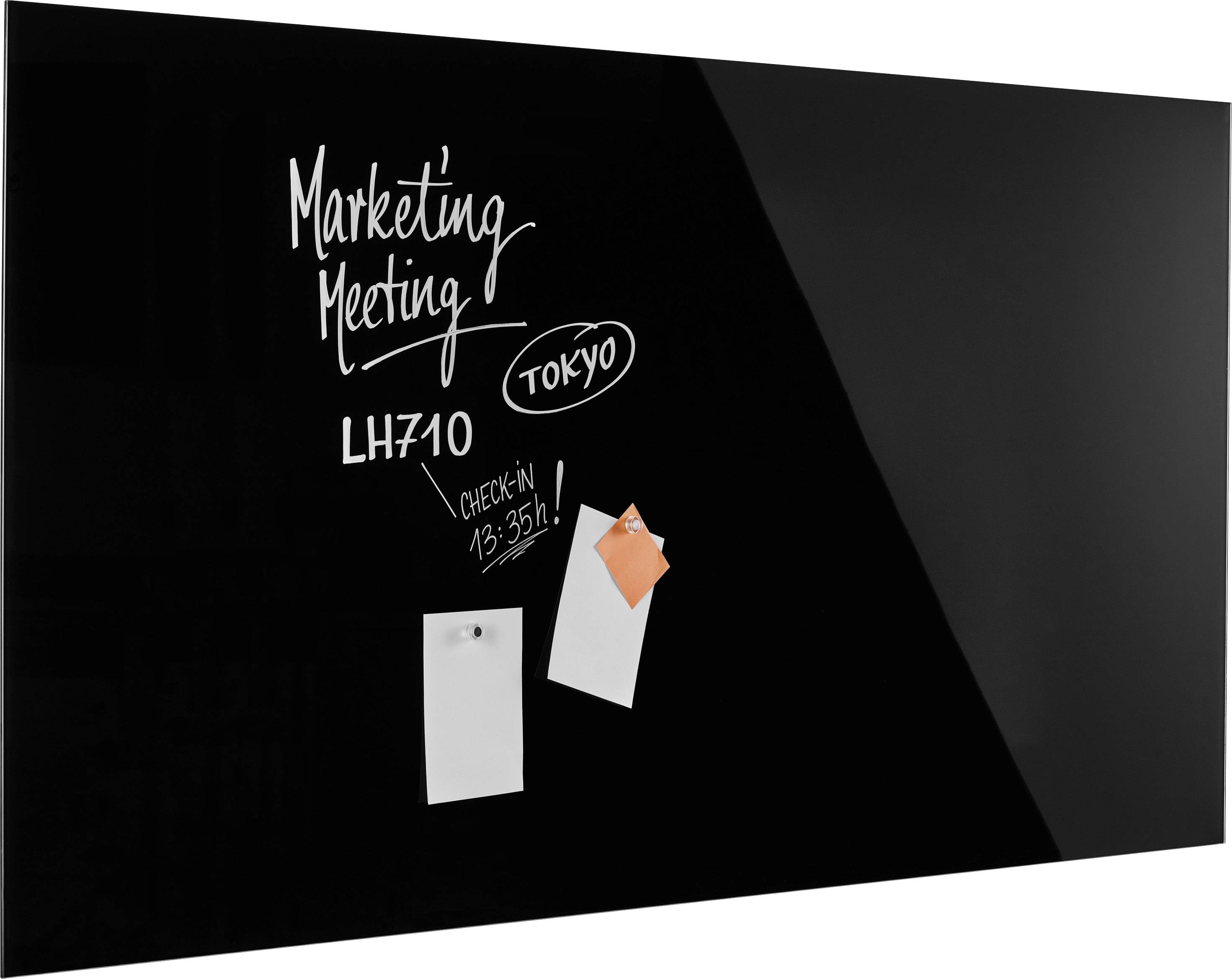 Tableau blanc noir portant l'inscription 'Réunion Marketing', 'LH710', 'Tokyo', 'Enregistrement 13:35' et deux notes attachées.