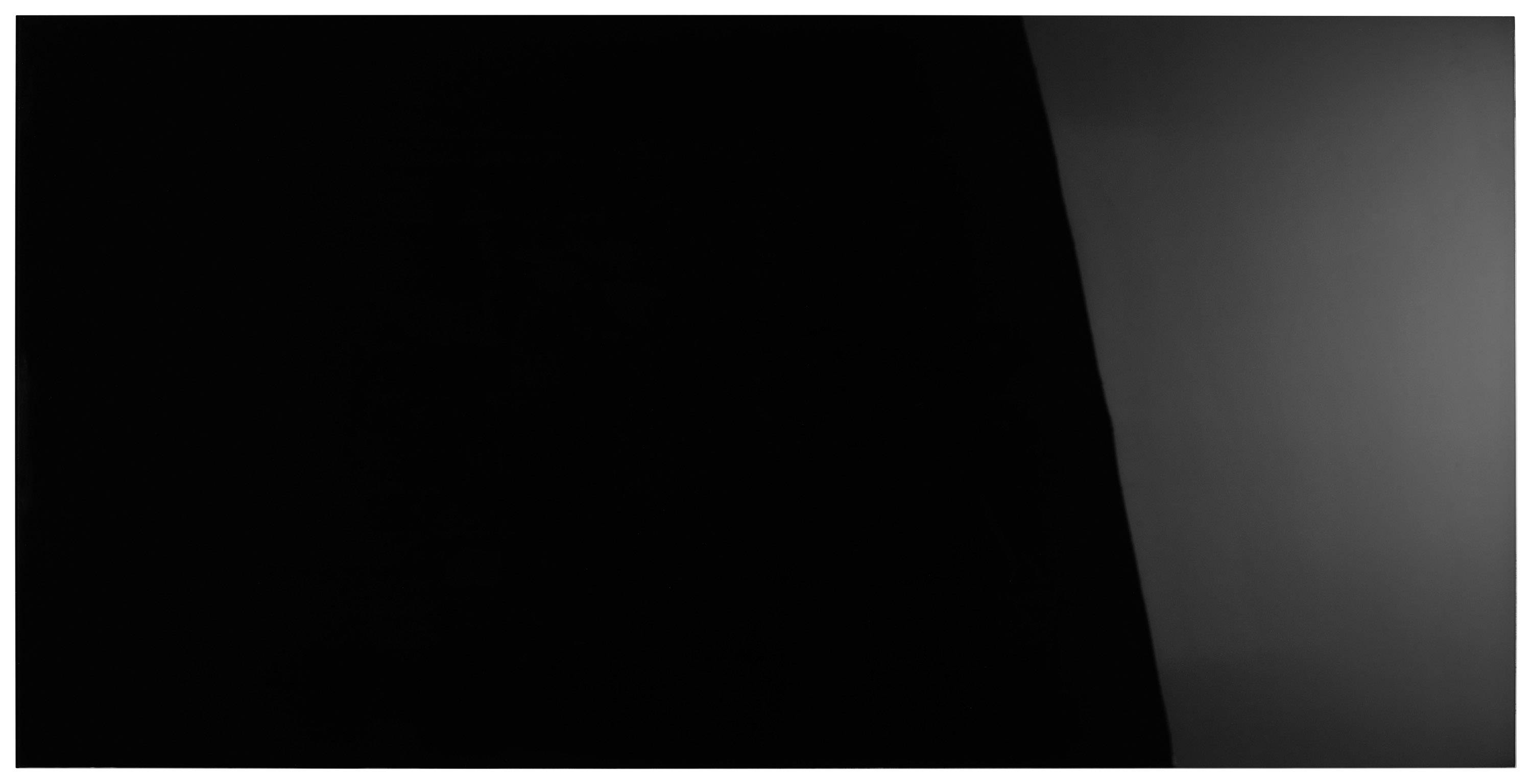 Une image minimaliste avec des surfaces noires dominantes et une fine bande plus claire sur la droite, sans détails identifiables.