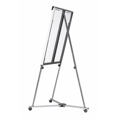 Un chevalet de conférence mobile avec un cadre en métal et des roulettes. Idéal pour les présentations ou les formations, offrant une surface inscriptible.