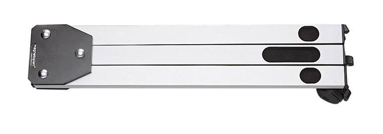 Un trépied pliable avec des pieds en métal, posé au sol.