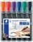 Six marqueurs Lumocolor permanents multicolores de Staedtler dans un emballage transparent, adaptés pour écrire sur des cartons.