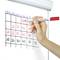 Une main tenant un stylo remplit un tableau sur un tableau blanc. Les colonnes sont intitulées de 'Q1' à 'Q5' avec des chiffres dans les cases.
