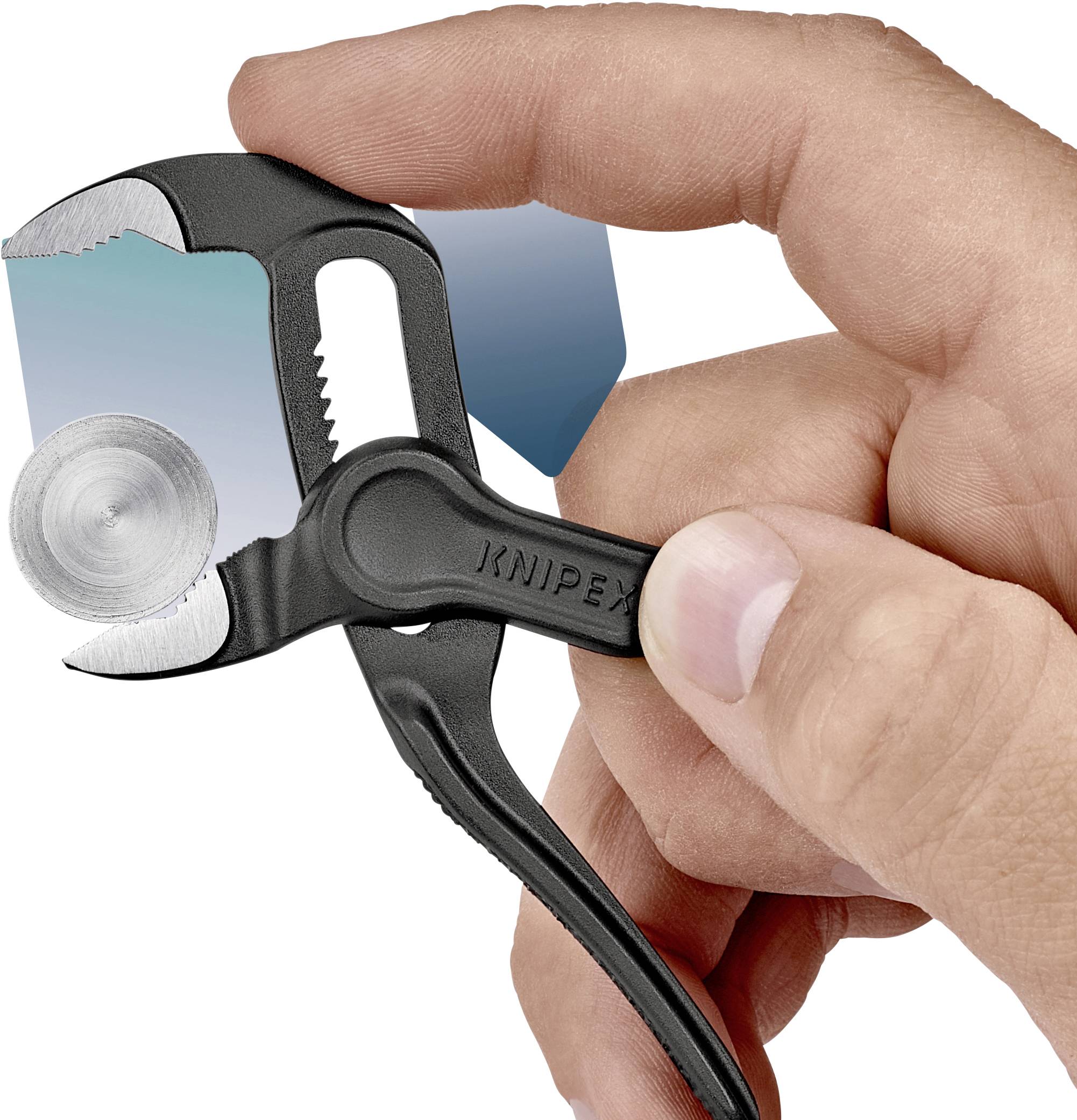 Une main tient une petite pince à surface striée, adaptée pour saisir des objets ronds.