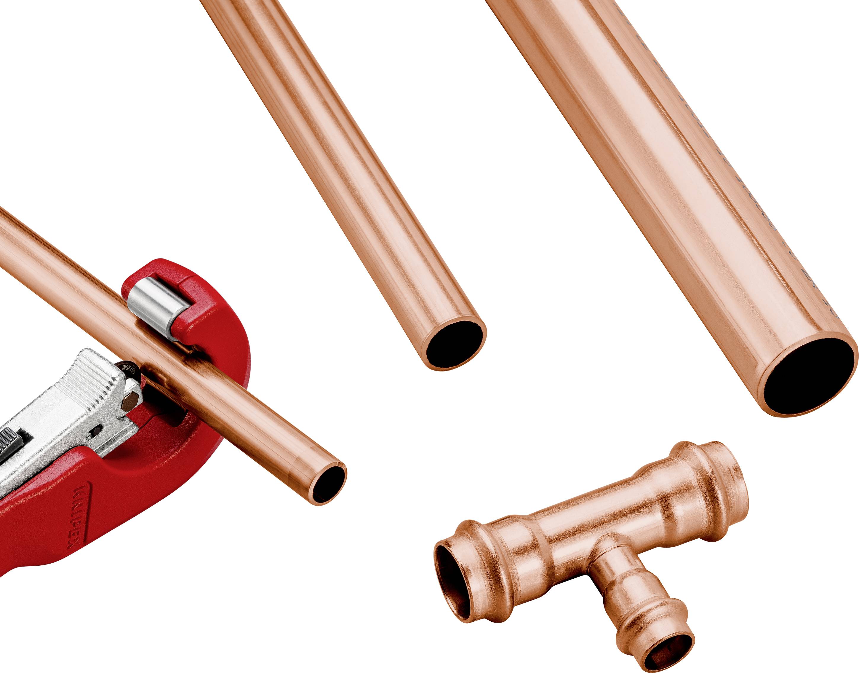 Tubes en cuivre et un coupe-tube à côté d'un raccord en T, présentés sur un fond blanc.
