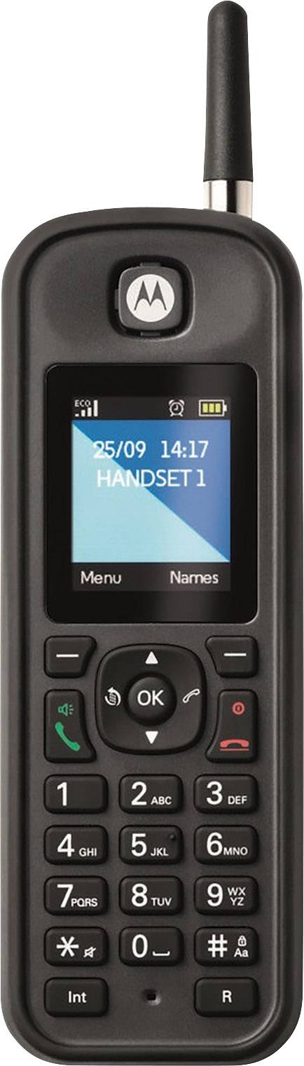 Un téléphone mobile noir et compact, avec des touches et une antenne, affiche sur son écran la date '25/09' et l'heure '14:17'.