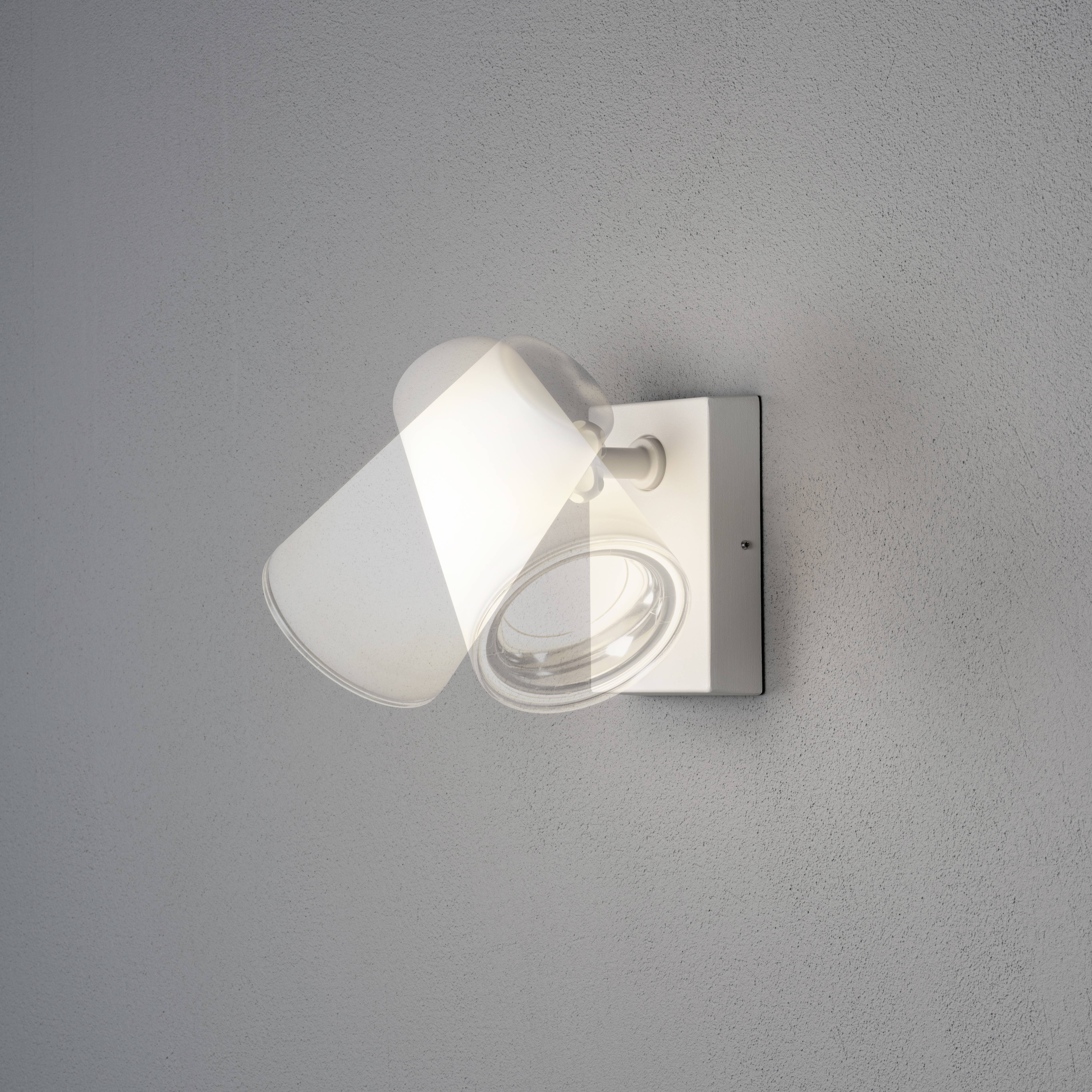 Applique murale blanche moderne en métal et verre, avec un abat-jour conique orientable qui permet un éclairage direct et indirect.