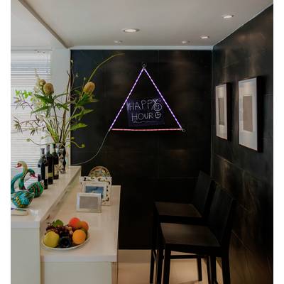 Un espace chaleureux avec un comptoir de bar, décoré de bouteilles et de fruits. Un panneau accroché au mur indique 'Happy Hour'.