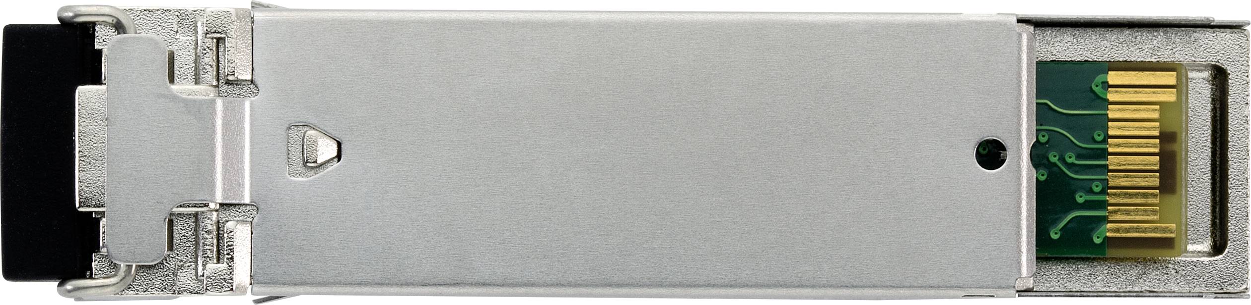 Un transceiver réseau argenté avec des contacts dorés, adapté pour la transmission de données à haute vitesse, posé sur le côté sur un fond blanc.