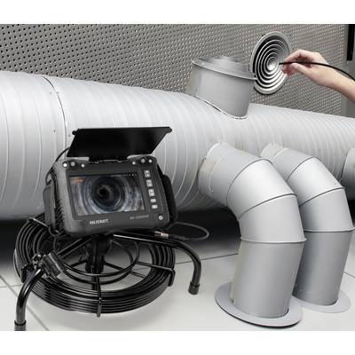Une personne inspecte un système de ventilation à l'aide d'une caméra acoustique. L'écran montre la caméra et les conduits de ventilation.