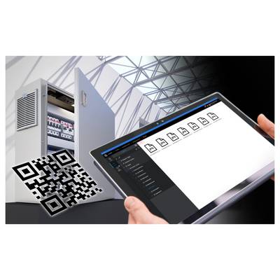 Une tablette affiche une interface de commande numérique ; à l'arrière-plan, un armoire électrique ouvert avec un code QR, symbole d'une solution de connexion digitale.