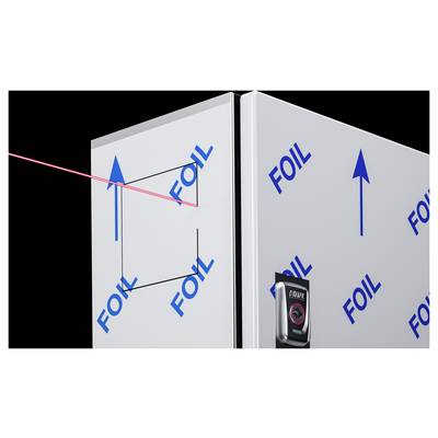Partie d'un appareil de réfrigération avec un film protecteur portant l'inscription bleue « FOIL » et un rayon laser rouge marquant une zone carrée.
