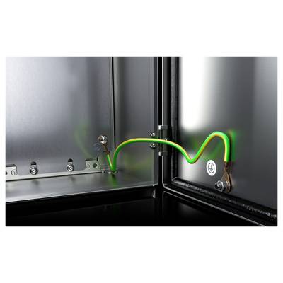 Un armoire électrique ouverte montre un câble de mise à la terre relié à la paroi arrière et à la porte afin de décharger les charges électrostatiques.