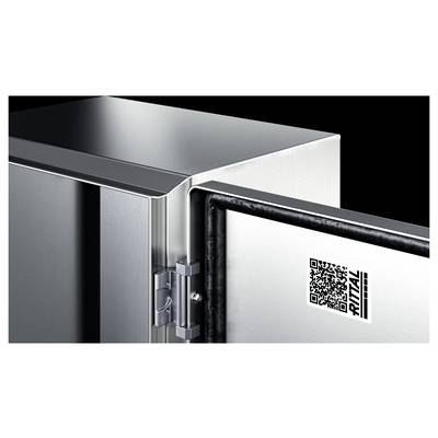 Un armoire métallique est partiellement ouverte. À l'intérieur de la porte se trouve un code QR portant l'inscription 'Rittal'.