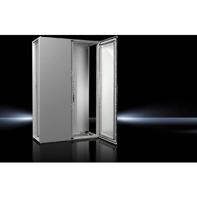 Une armoire électrique grise à la porte ouverte se dresse sur un sol sombre et réfléchissant, éclairée par un rayon de lumière subtil.