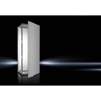 Une armoire métallique grise avec sa porte ouverte devant un fond noir. L'éclairage met en valeur sa structure intérieure.
