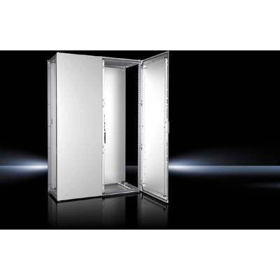 Un armoire industrielle ouverte et debout, avec une finition métallique, posée sur une surface sombre et réfléchissante devant un fond noir.