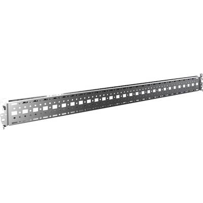 Un long panneau de montage en rack métallique avec plusieurs ouvertures rectangulaires et carrées pour la gestion des câbles et des équipements.
