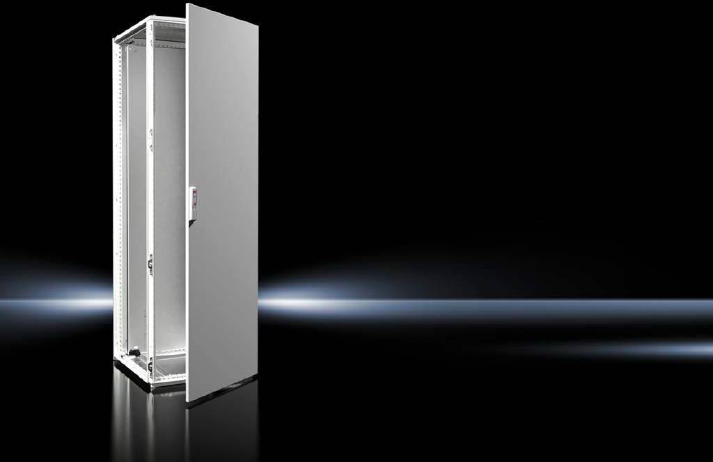 Un rack serveur ouvert sur un fond noir avec un effet de lumière. L'armoire est vide et montre sa structure interne.