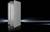 Un armoire électrique métallique ouverte est posée sur une surface sombre. La lumière met en valeur le boîtier. Adapté pour les installations et équipements techniques.