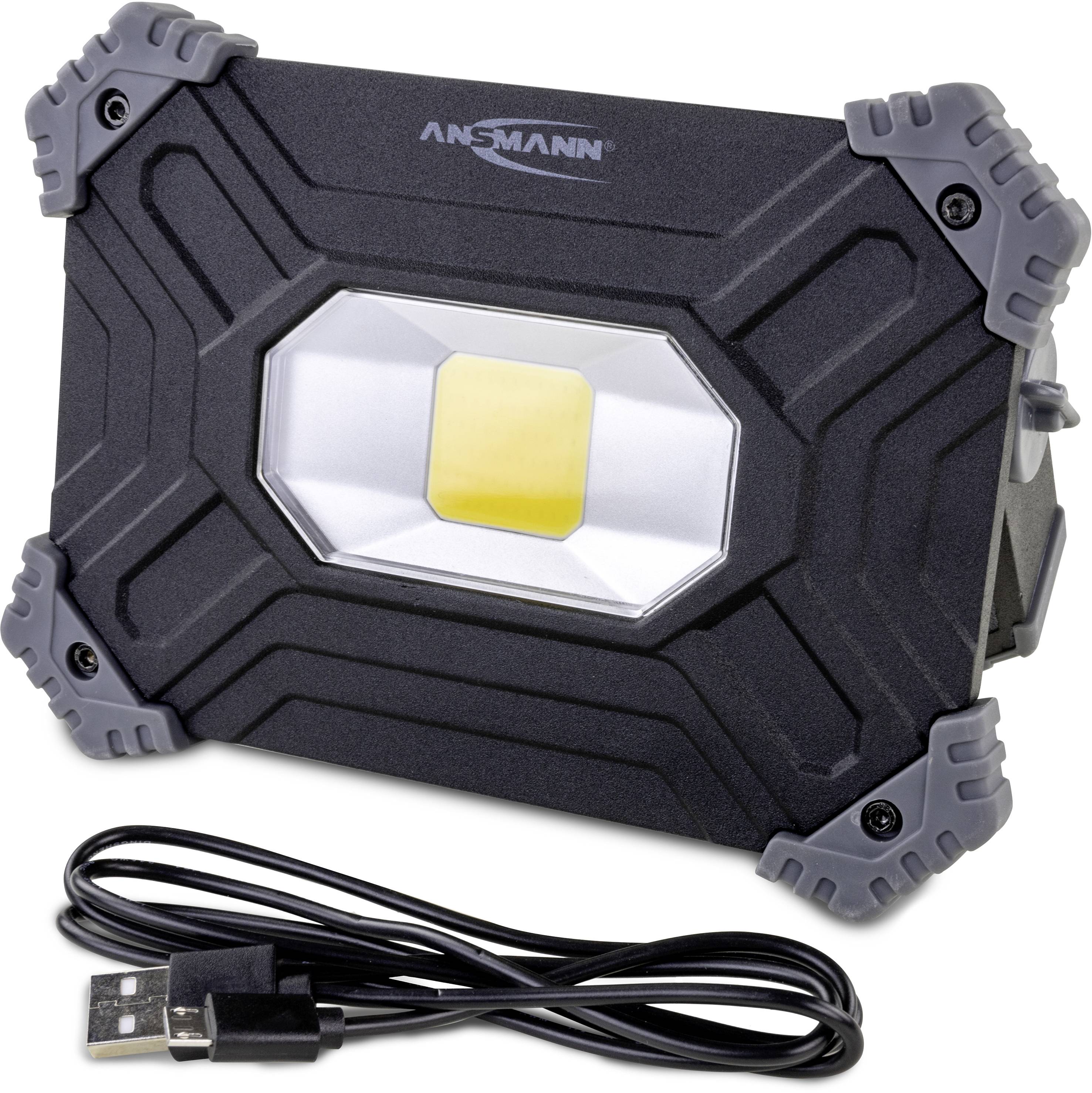 Projecteur LED noir avec coins gris, de marque Ansmann, à côté d'un câble USB.